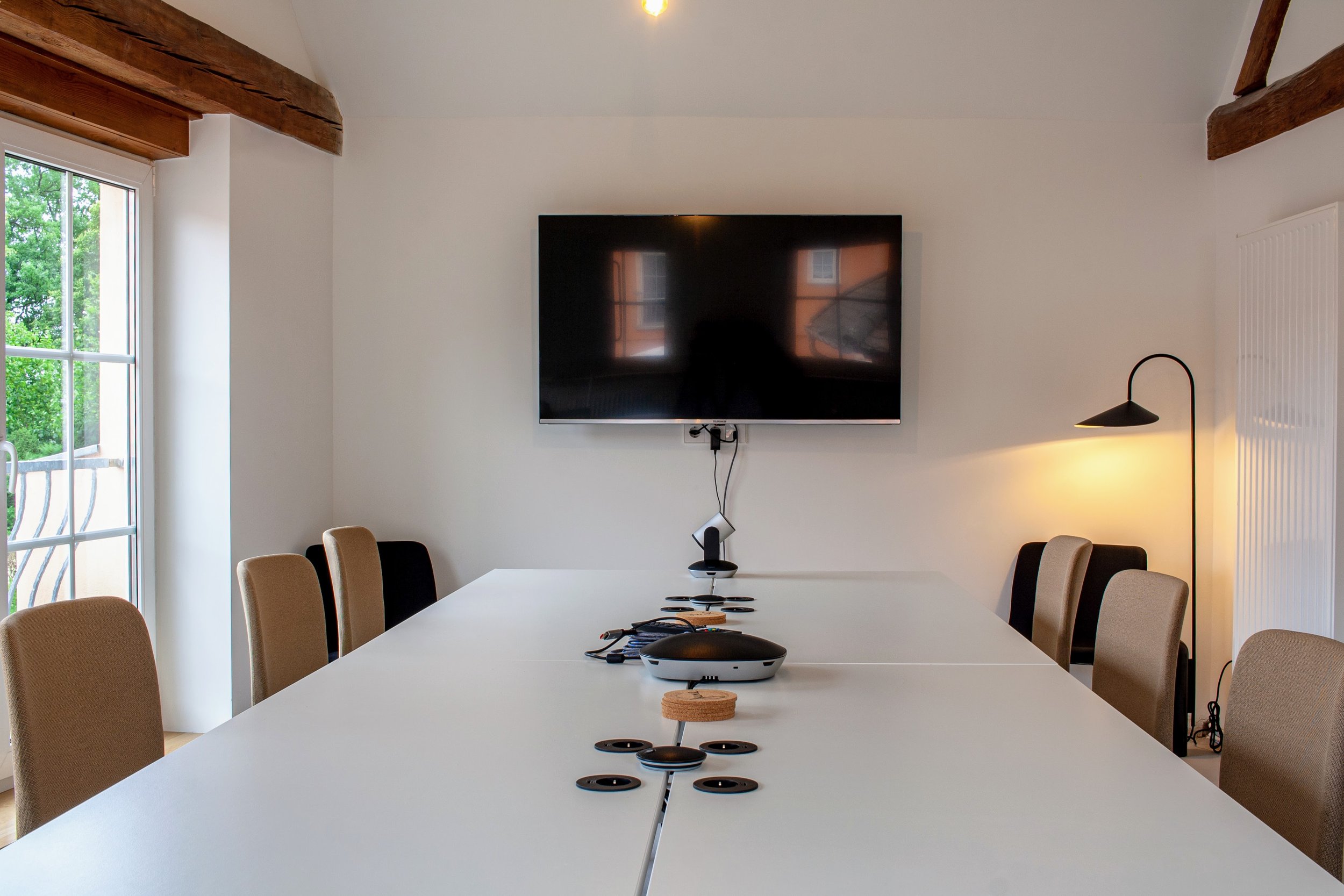 Modernes Zimmer auf Project JUNE Brandenburg – stilvoll eingerichtet mit BOLIA und HAY